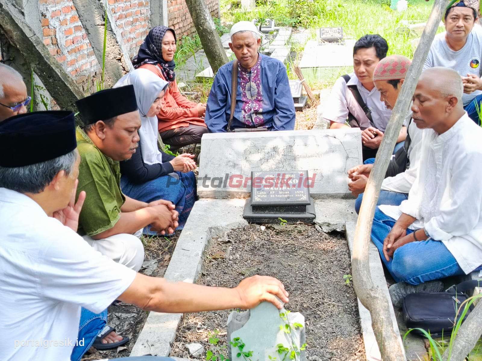 Peringati Hari Pers Nasional KWG saat ziarah ke makam teman seprofesi