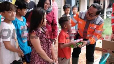 SIG Salurkan Paket Sembako untuk Korban Bencana Banjir Bandang Grobogan dan Demak