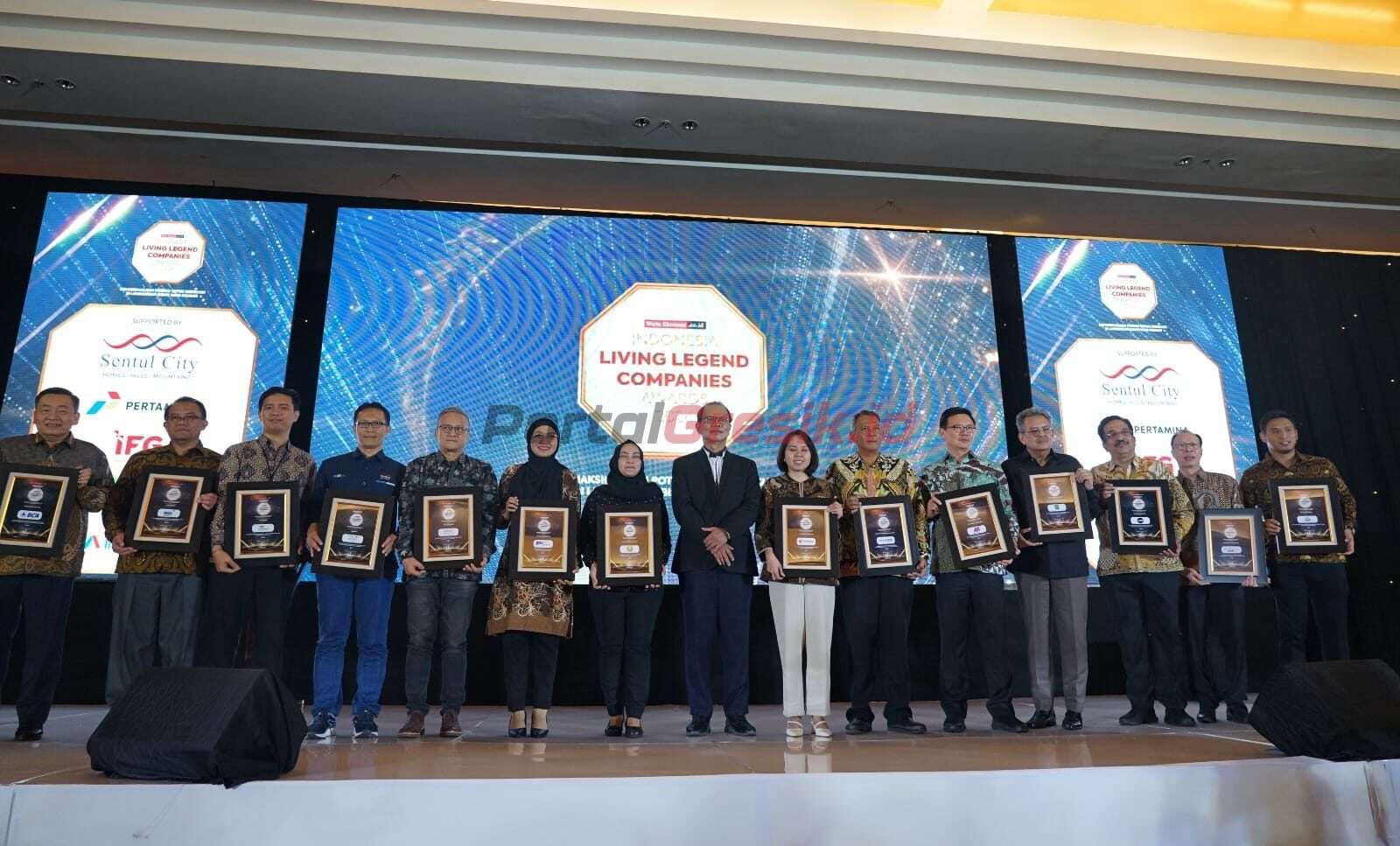 VP Komunikasi Korpoat PG, Rama Yusron Harbiansyah (paling kanan) bersama para pemenang Living Legend Companies Award 2024 di Jakarta