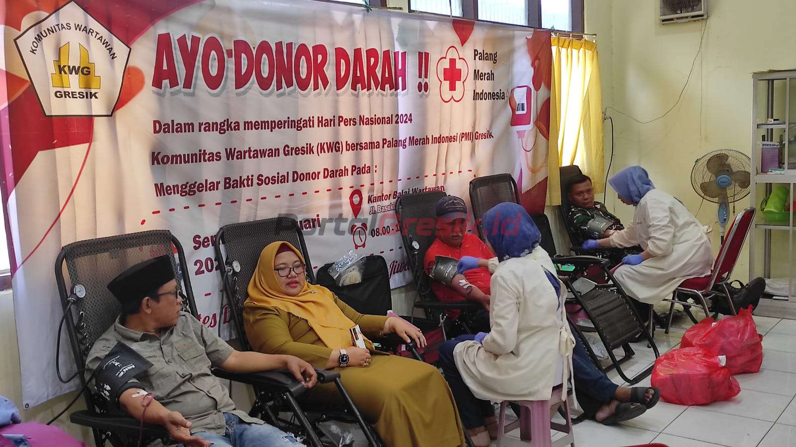 Wakil Bupati Gresik Aminatun Habibah bersama Kapolres Gresik AKBP Adhitya Panji Anom, melakukan donor darah di Balai Komunitas Wartawan Gresik (KWG), Senin (26/2/2024).