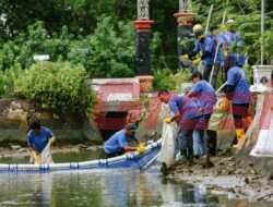 Peringati Hari Peduli Sampah Nasional 2024, Freeport Indonesia Lakukan Aksi Bersih Sungai Desa Banyuwangi