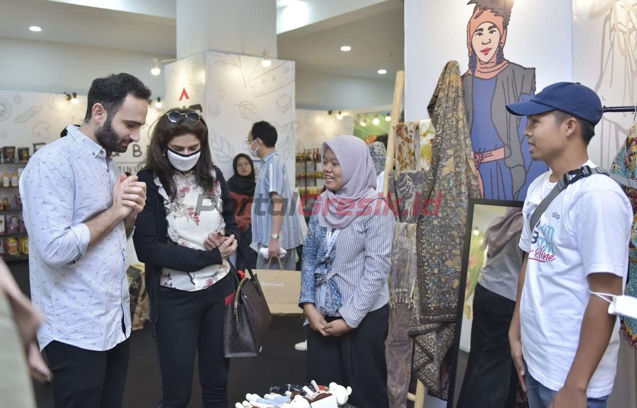 Armida melayani wisatawan asal Singapura di stan UMKM Binaan SIG pada Bazar UMKM untuk Indonesia yang diselenggarakan pada 26 hingga 29 Januari 2023 di Gedung Sarinah, Jakarta.