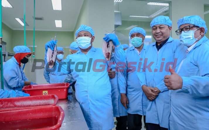 Bupati Gresik saat melkukan kunjungan ke Unit Pengolahan Ikan (UPI) di Desa Purwodadi, Kecamatan Sidayu.