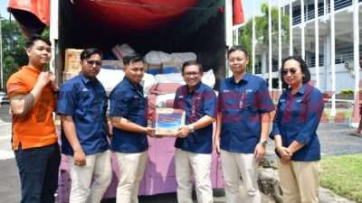 DU PG, Dwi Satriyo Annurogo (tiga dari kanan) didampingi DKU PG, Robby Setiabudi Madjid (dua dari kanan) dan DOP PG, Digna Jatiningsih (paling kanan) saat menyerahkan simbolis bantuan kepada Tim Perintis Bawean