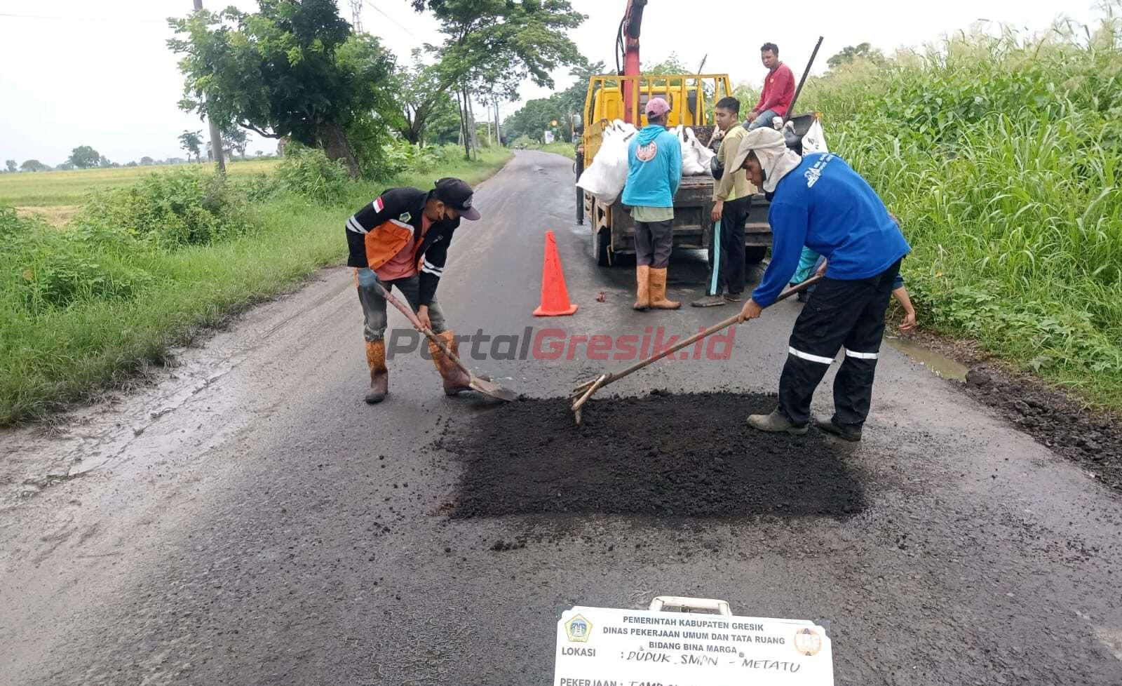 Dinas Pekerjaan Umum dan Tata Ruang (PUTR) Kabupaten Gresik saat melakukan perbaikan jalan.
