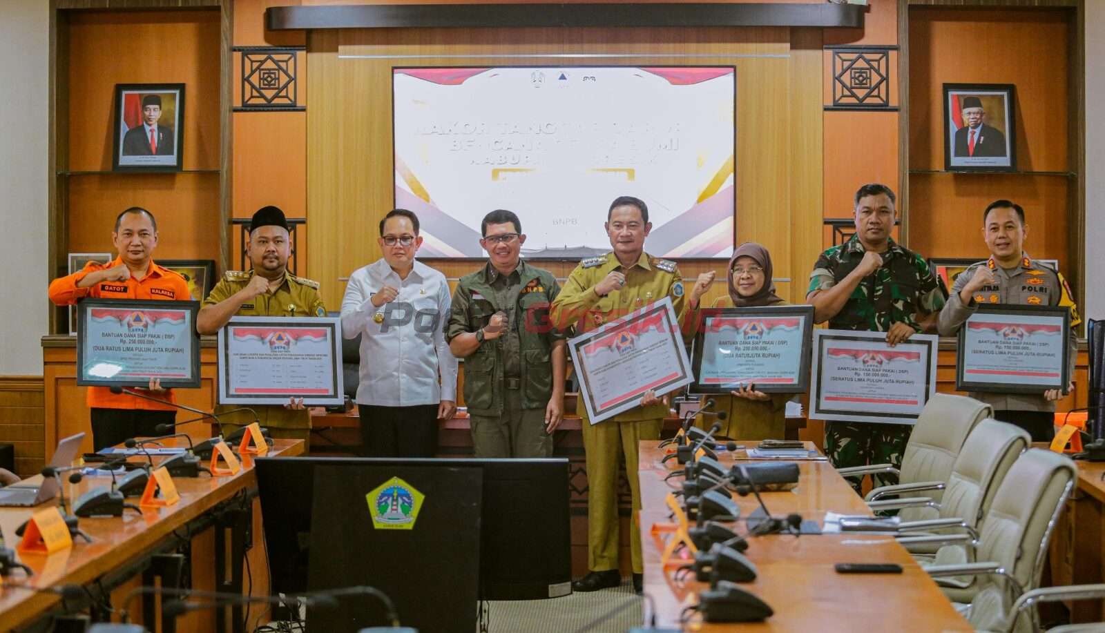 Kepala BNPB (Badan Nasional Penanggulangan Bencana) Letjen TNI Suharyanto saat pimpin rapat koordiinasi penetapan status tanggap darurat bencana yang digelar di Aula Graita Eka Praja Kantor Pemkab Gresik (25/3/2024).