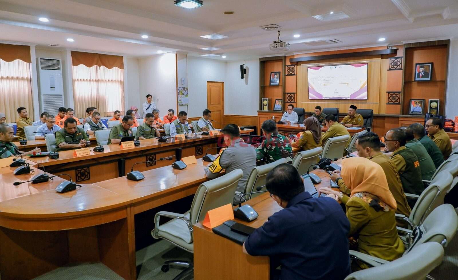 Kepala BNPB (Badan Nasional Penanggulangan Bencana) Letjen TNI Suharyanto saat pimpin rapat koordiinasi penetapan status tanggap darurat bencana yang digelar di Aula Graita Eka Praja Kantor Pemkab Gresik (25/3/2024).