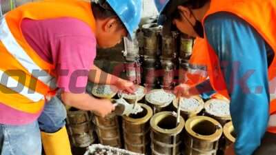 Proses uji coba pengembangan beton menggunakan produk semen hidraulis tipe high early SNI 89122020 di fasilitas laboratorium R&D dan batching plant Pulogadung.