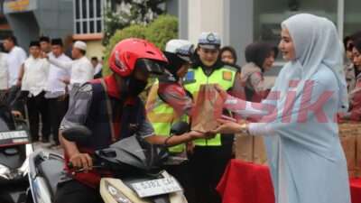Puluhan Polwan Polres Gresik dan personel Polres Gresik dibantu ibu-ibu Bhayangkari Cabang Gresik membagikan takjil di depan Mapolres Gresik pada hari Kamis (28/3/2024).