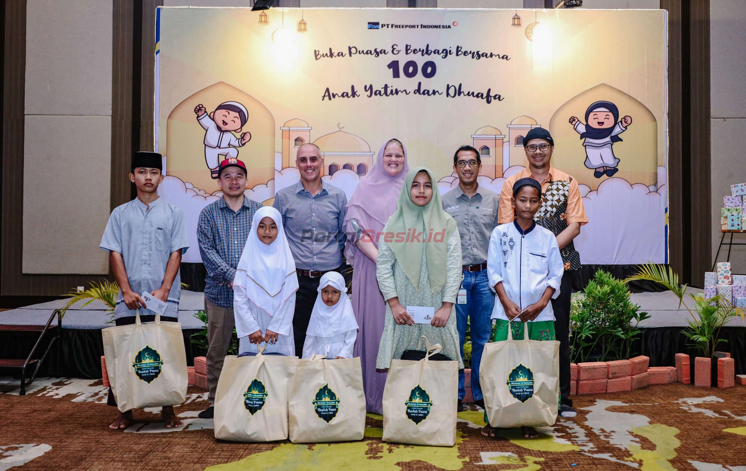 Simbolis serah terima bingkisan alat ibadah dan bahan pangan oleh management PT Freeport Indonesi Smelter kepada anak yatim dan dhuafa