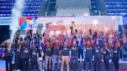Tim Petrokimia Volleyball Academy beserta official team usai menerima trophy Nusantara Cup 2024