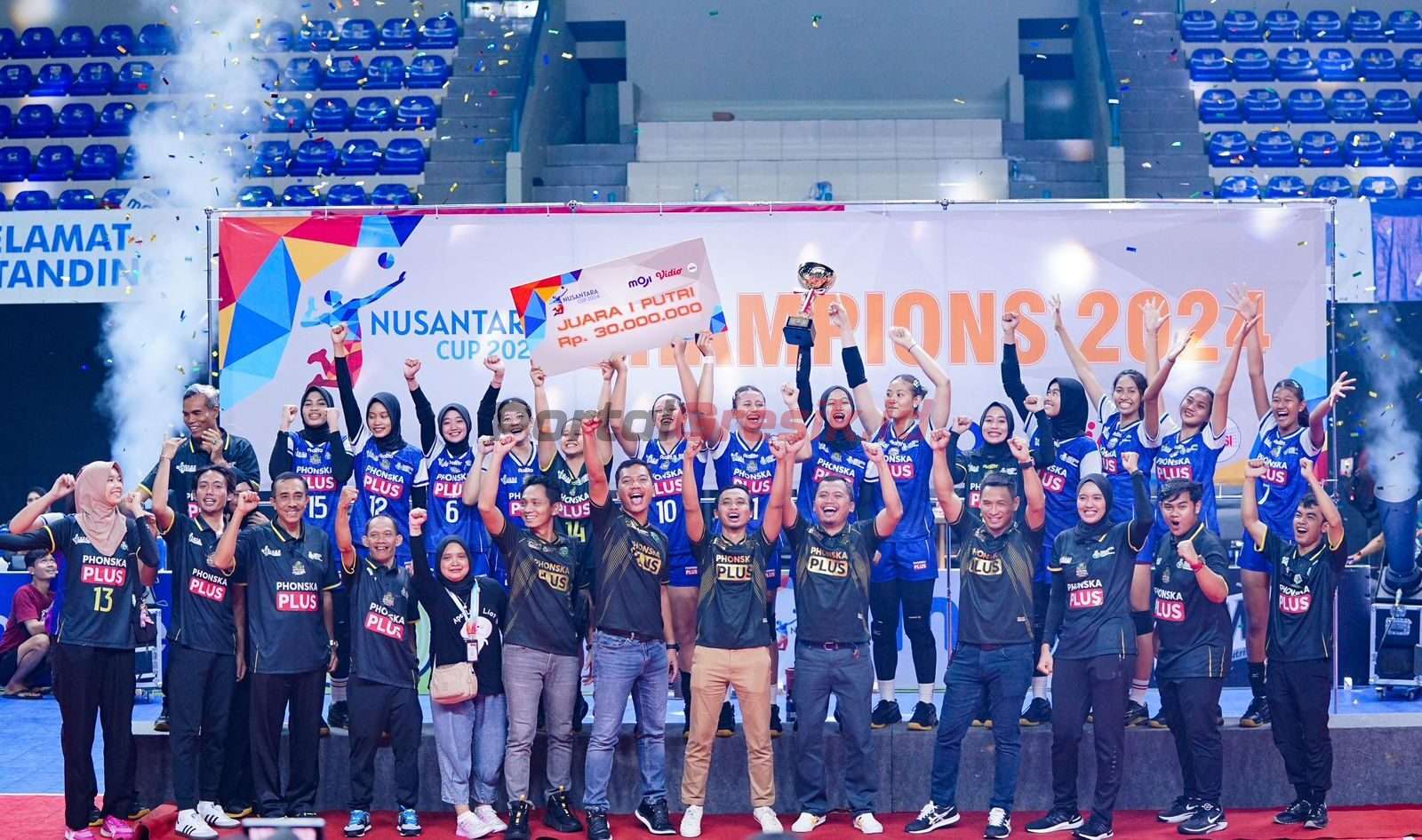 Tim Petrokimia Volleyball Academy beserta official team usai menerima trophy Nusantara Cup 2024