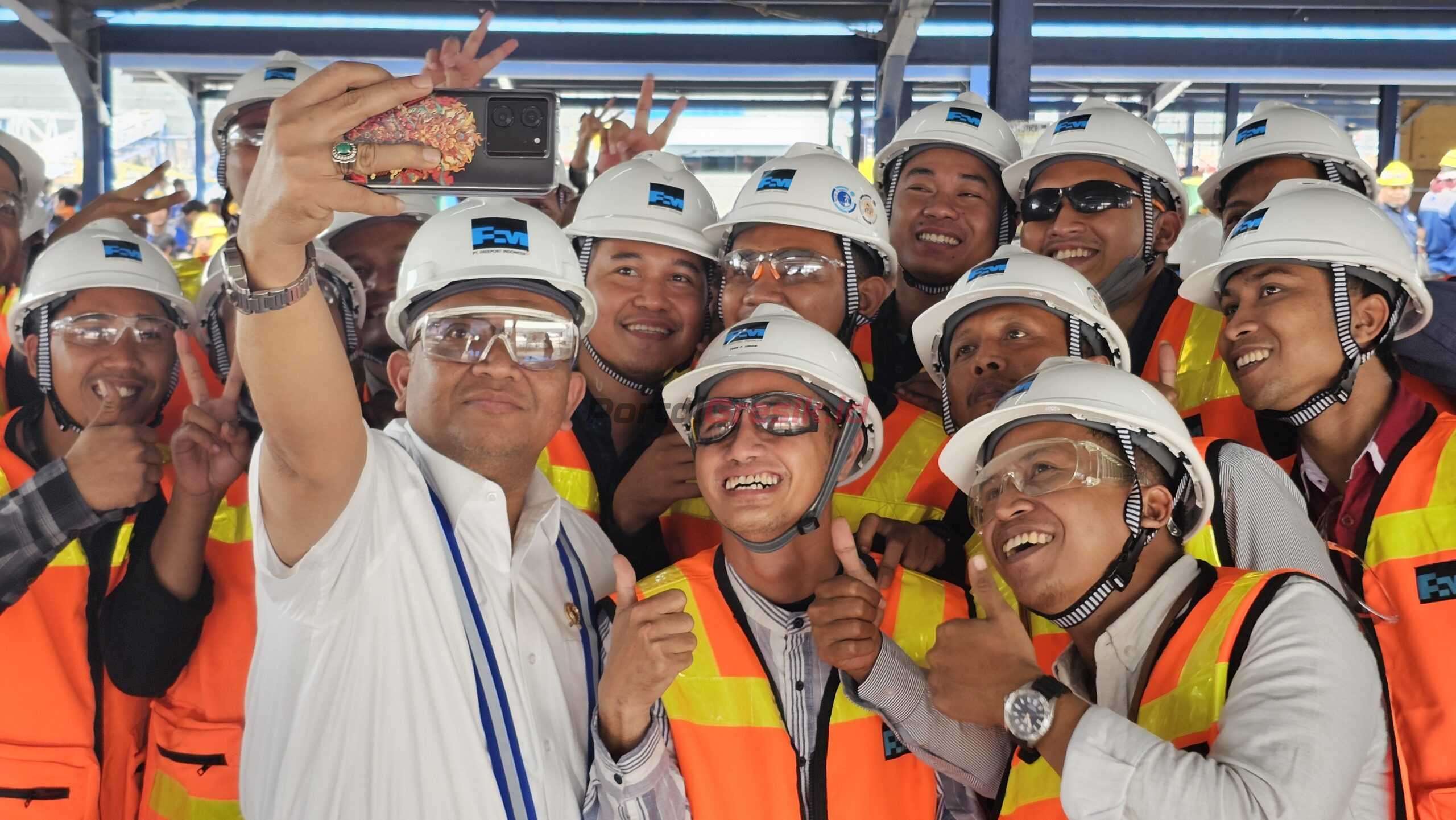 Wakil Menteri Ketenagakerjaan Afriansyah Noor mengajak karyawan Smelter PTFI untuk berfoto Bersama