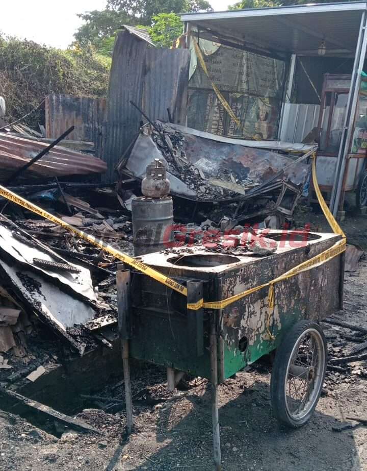 Warung sembako dan kios bensin eceran milik Khoiriyah (68) di tepi tanggul Desa Dukunanyar, Kecamatan Dukun, Gresik hangus terbakar, pada Kamis (21/3/2024) sekitar pukul 14.30 WIB.