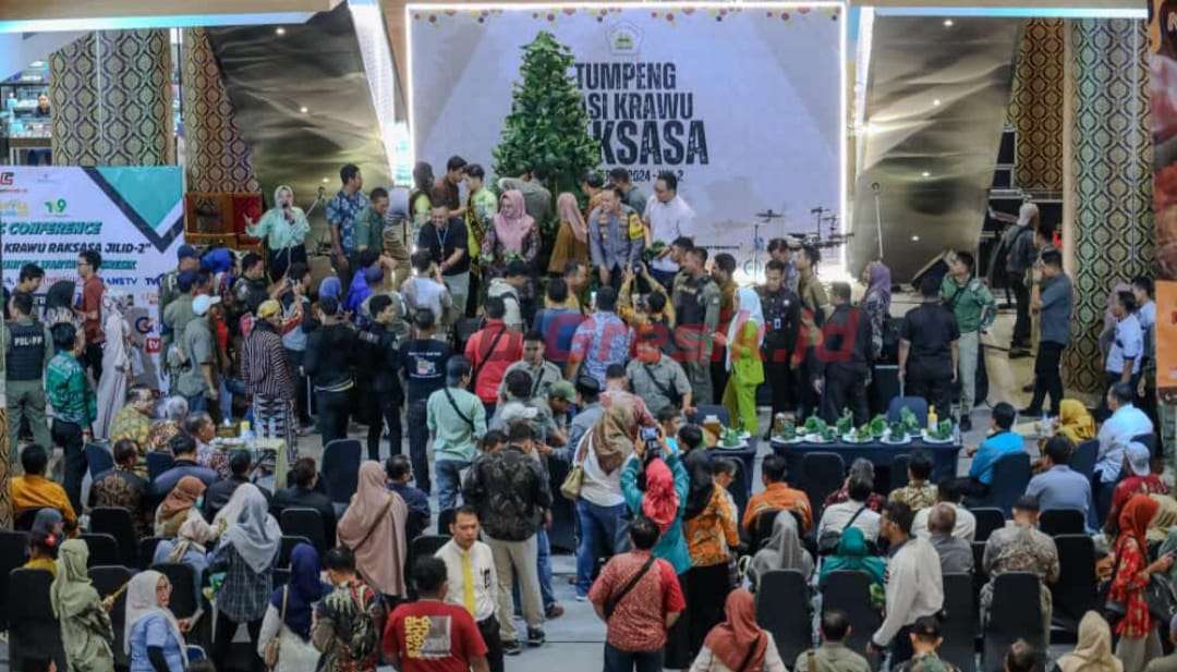 Acara puncak Tumpeng Nasi Krawu Raksasa di Atrium GressMall, Kamis (25/04/2024).