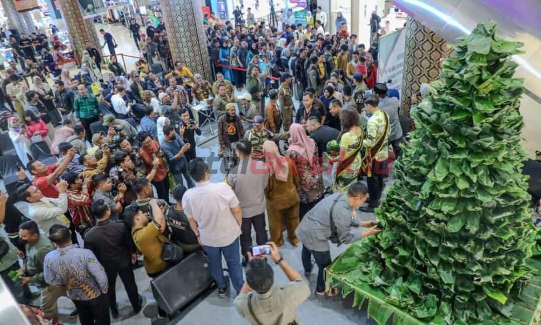 Acara puncak Tumpeng Nasi Krawu Raksasa di Atrium GressMall, Kamis (25/04/2024).