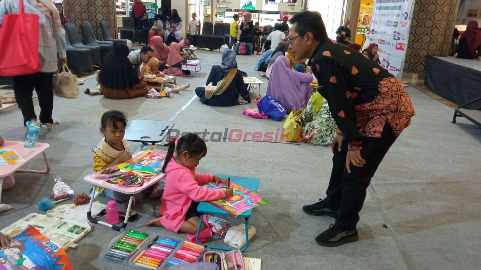 Dewan juri saat mengawasi lomba mewarnai dalam acara peringatan HPN 2024 KWG, Selasa (23/04/2024).