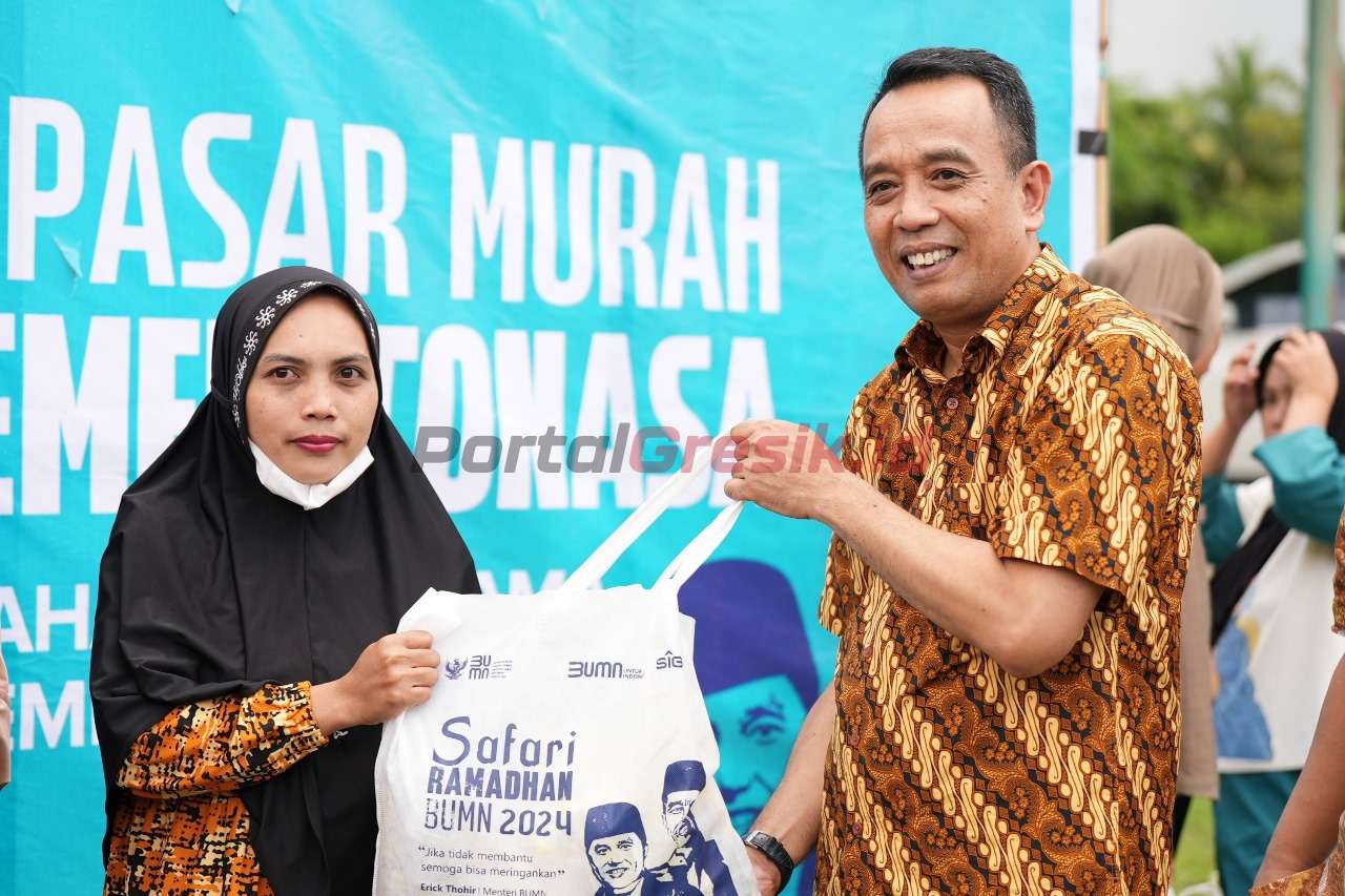 Direktur Utama PT Semen Tonasa, Asruddin menyerahkan sembako murah kepada warga pada kegiatan Safari Ramadan BUMN 2024 yang diselenggarakan di Lapangan Sepak Bola Tonasa 2, Kabupaten Pangkep, Sulawesi Selatan, pada 25 - 27 Maret 2024.