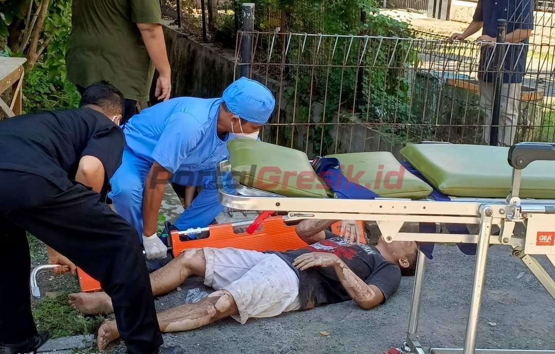 Korban saat di evakuasi oleh tim SAR