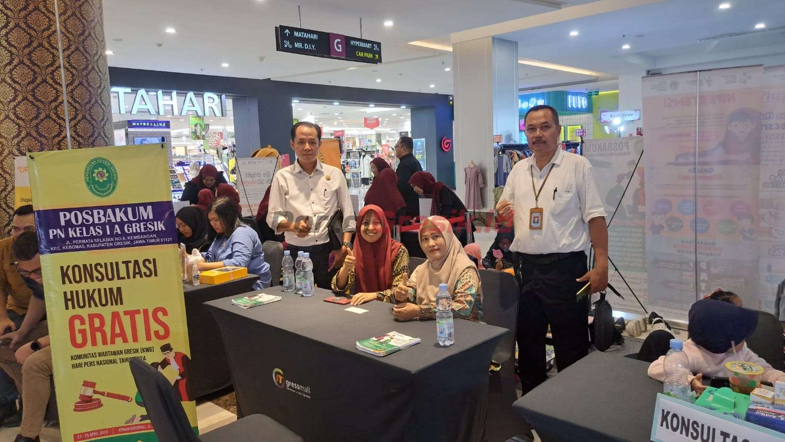 Pos Bantuan Hukum (Posbakum) Pengadilan Negeri (PN) membukab booth pelayanan hukum di Atrium Gressmall selama tiga hari mulai Selasa, Rabu dan Kamis tanggal 23, 24 dan 25 April 2024.