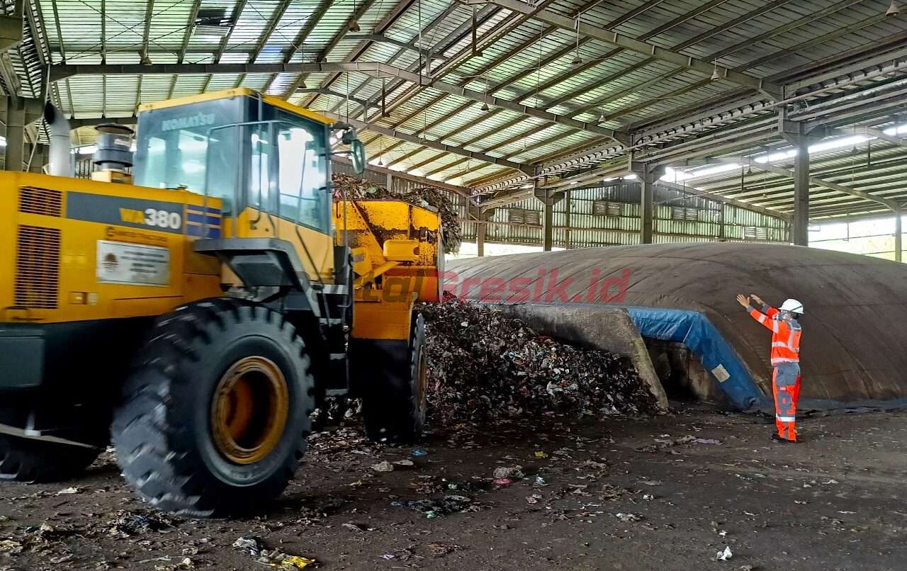 Proses pemindahan sampah basah hasil pencacahan ke tempat pengeringan yang akan diolah menjadi RDF dengan metode biodrying di fasilitas pengolahan sampah menjadi bahan bakar alternatif di Kabupaten Cilacap, Jawa Tengah.