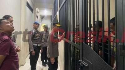 Wakapolres Gresik Kompol Danu Anindhita Kuncoro Putro melakukan pengecekan ruang tahanan untuk memastikan kondisi ruang tahanan dan para tahanan di Sat Tahti Polres Gresik. Jumat (19/04/2024)