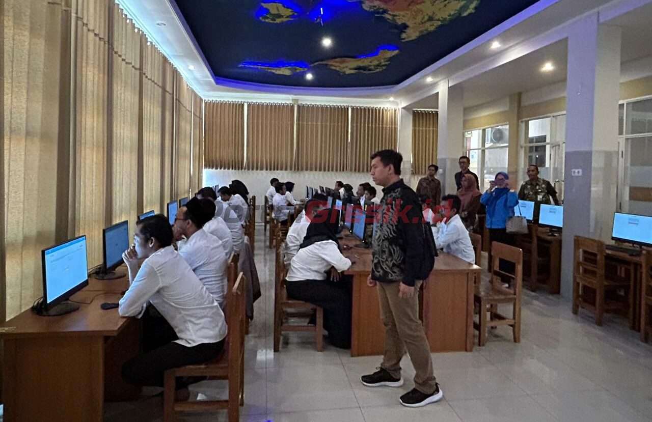 17 peserta Calon Anggota Panwaslu Kecamatan, saat mengikuti tes tertulis, Selasa (14 Mei 2024).