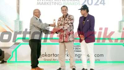 Dewan Juri BUMN Entrepreneurial Marketing Awards 2024, Sulistiyo Wimbo Hardjito menyerahkan trofi BUMN Entrepreneurial Marketing Awards 2024 kepada Direktur Utama SISI, Achmad Tholchah (tengah) di Grand Atrium Kota Kasablanka, Jakarta, pada Rabu (15/05/2024).