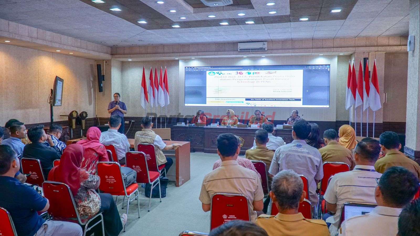 Inisiasi Teaching Factory (Tefa) antara Konsorsium Perguruan Tinggi Vokasi (PTV) di Jawa Timur dan Kawasan Ekonomi Khusus (KEK) Java Integrated Industrial and Ports Estate (JIIPE) Gresik digelar di Ruang Rapat Putri Cempo Kantor Bupati Gresik, Senin (06/05/2024).