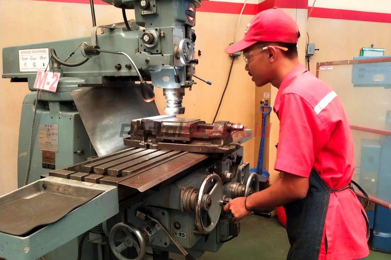 Karyawan CV Kawani Tekno Nusantara melakukan proses milling (penggilingan) wedge cooler (penyangga cross bar pada clinker cooler) di workshop Kawani, Rancasari, Bandung, Jawa Barat.