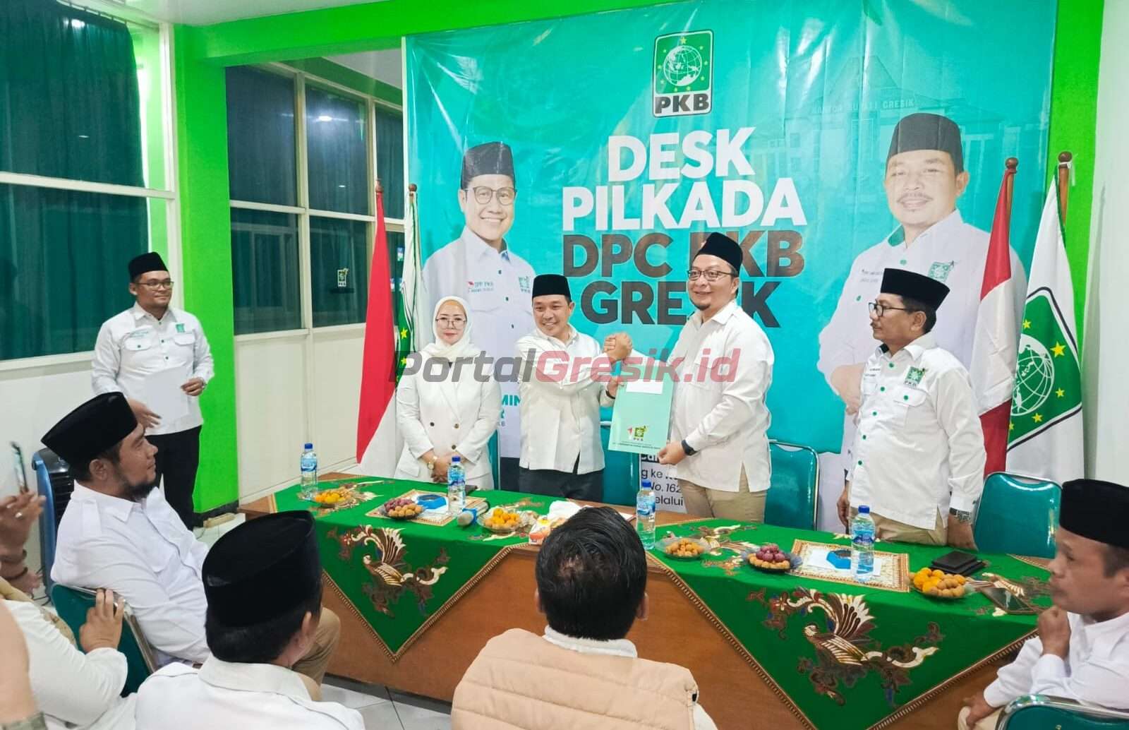 Ketua DPC Partai Gerindra Kabupaten Gresik dr. Asluchul Alif saat daftarkan diri dalam penjaringan Cabup DPC Partai PKB Gresik, Rabu (1/05/2024).