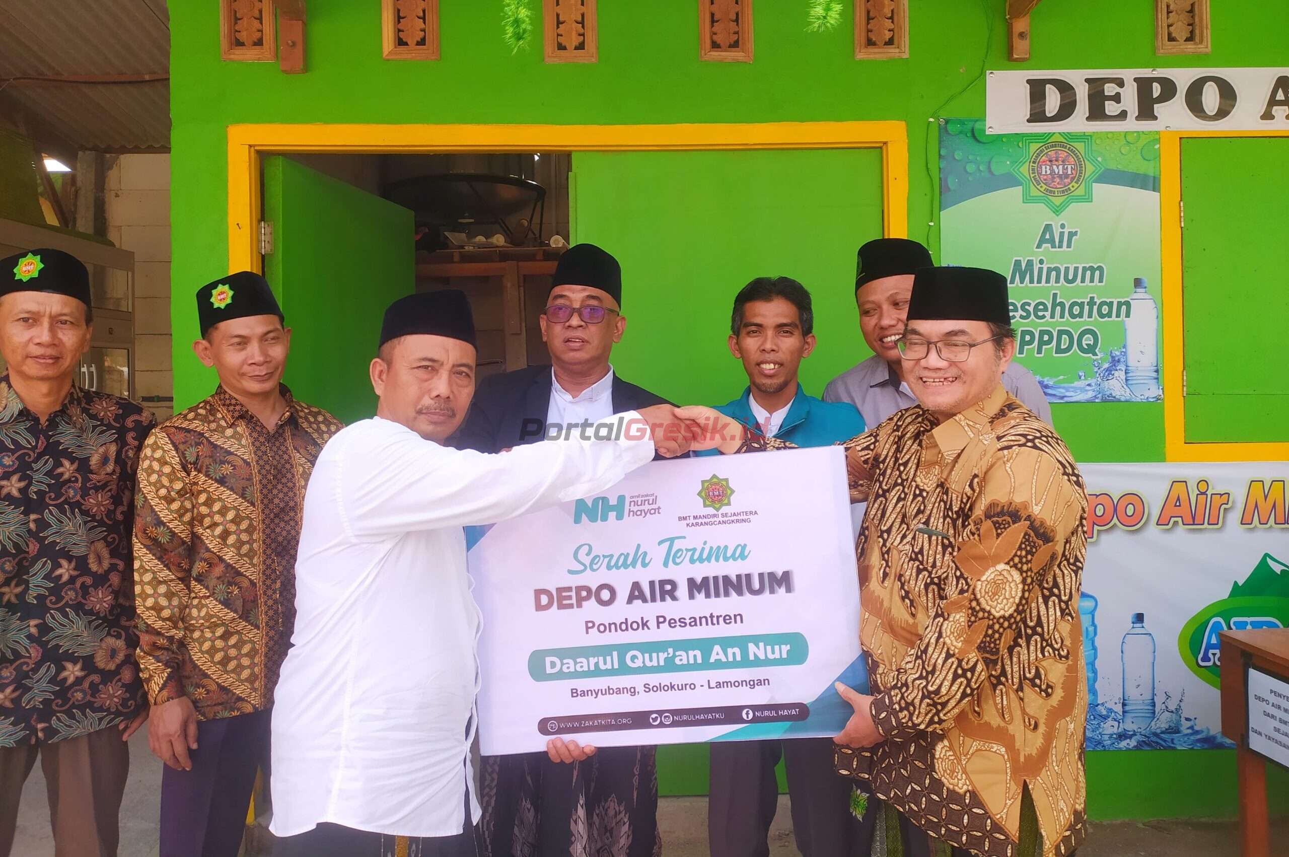 Nurul Hayat (NH) Gresik dan BMT Mandiri Sejahtera menyerahkan bantuan berupa depo air minum untuk santri Pondok Pesantren Daarul Qur'an An Nur, Desa Banyubang, Solokuro-Lamongan, Jumat Berkah (03/05/2024).