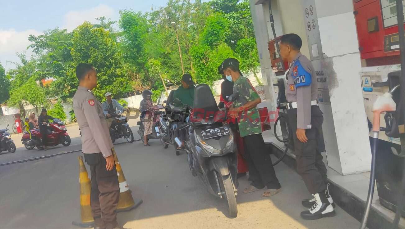 Polsek Wringinanom Polres Gresik saat gelar patroli rutin di beberapa SPBU wilayah Kecamatan Wringinanom, kali ini di SPBU Desa Sumberame, Minggu (05/05/2024).