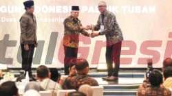 Wakil Presiden Republik Indonesia, Ma’ruf Amin (kiri) menyerahkan trofi penghargaan CSR dan PDB Awards 2024 kategori Gold kepada Direktur Utama PT Solusi Bangun Indonesia Tbk, Lilik Unggul Raharjo (kanan) di The Westin Jakarta, pada Selasa (7/5/2024).