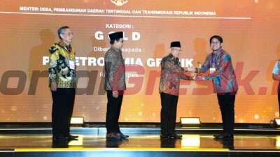 Wapres RI, Ma’ruf Amin (dua dari kanan) memberikan penghargaan kepada VP TJSL, Kadek Ardhika W.K dalam ajang CSR & Pengembangan Desa Berkelanjutan Award 2024 di Jakarta