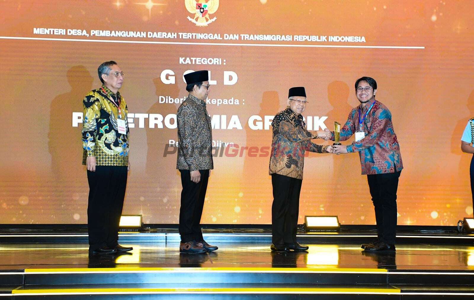 Wapres RI, Ma’ruf Amin (dua dari kanan) memberikan penghargaan kepada VP TJSL, Kadek Ardhika W.K dalam ajang CSR & Pengembangan Desa Berkelanjutan Award 2024 di Jakarta