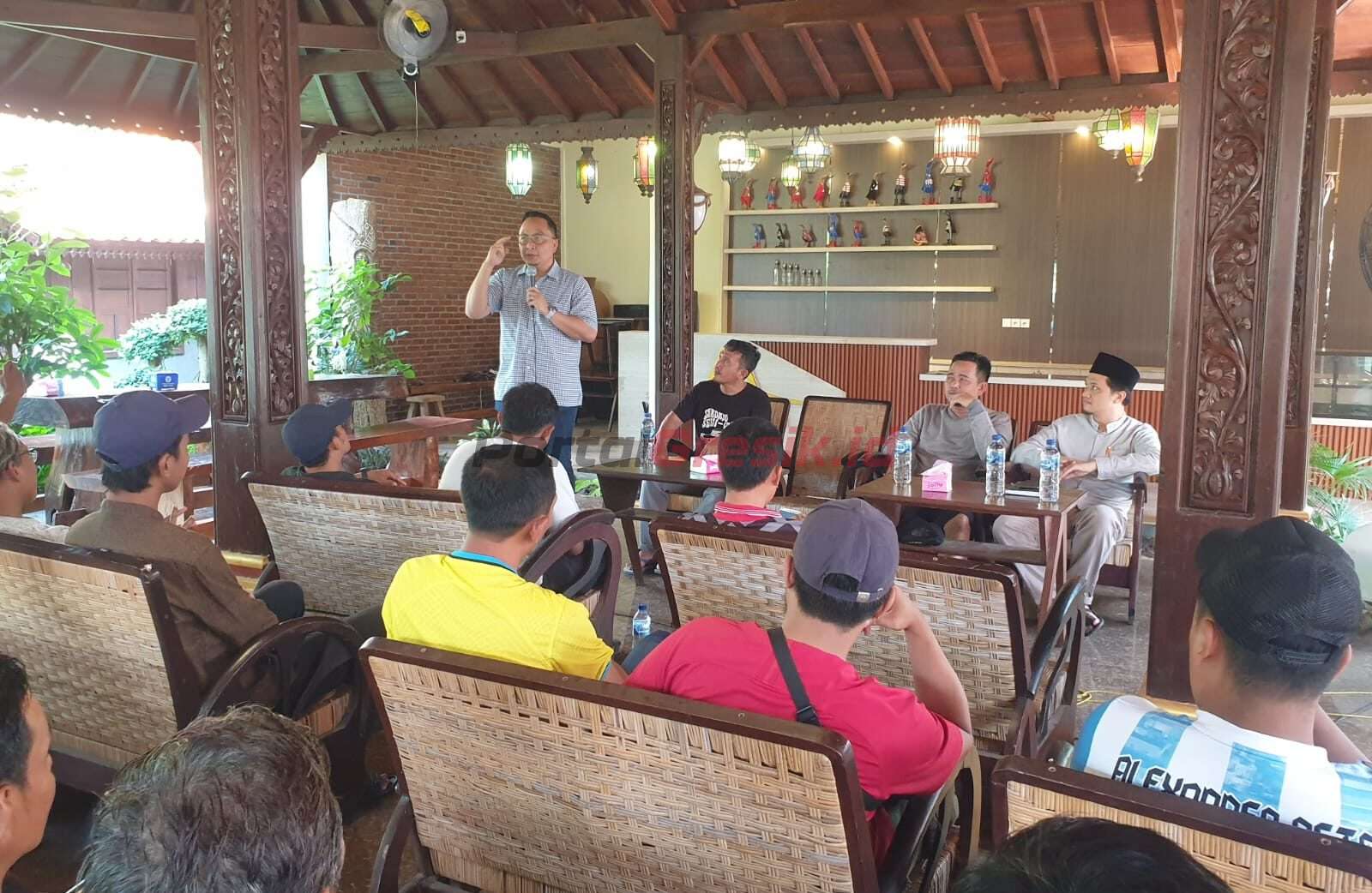 Bacabup Asluchul Alif saat berdialog dengan Paguyuban Sekolah Sepak Bola Gresik Utara (SSB Grestara) di Waroeng Kae Kecamatan Ujungpangkah, Selasa (11/6/2024).