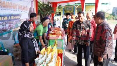 Pemerintah Provinsi Jawa Timur melalui Dinas Pertanian dan Ketahanan Pangan bekerja sama dengan Pemerintah Kabupaten Gresik menggelar Bazar Gerakan Pangan Murah (GPM). Kegiatan tersebut digelar di Balai Desa Suci Kecamatan Manyar, Kamis (6/6/2024).