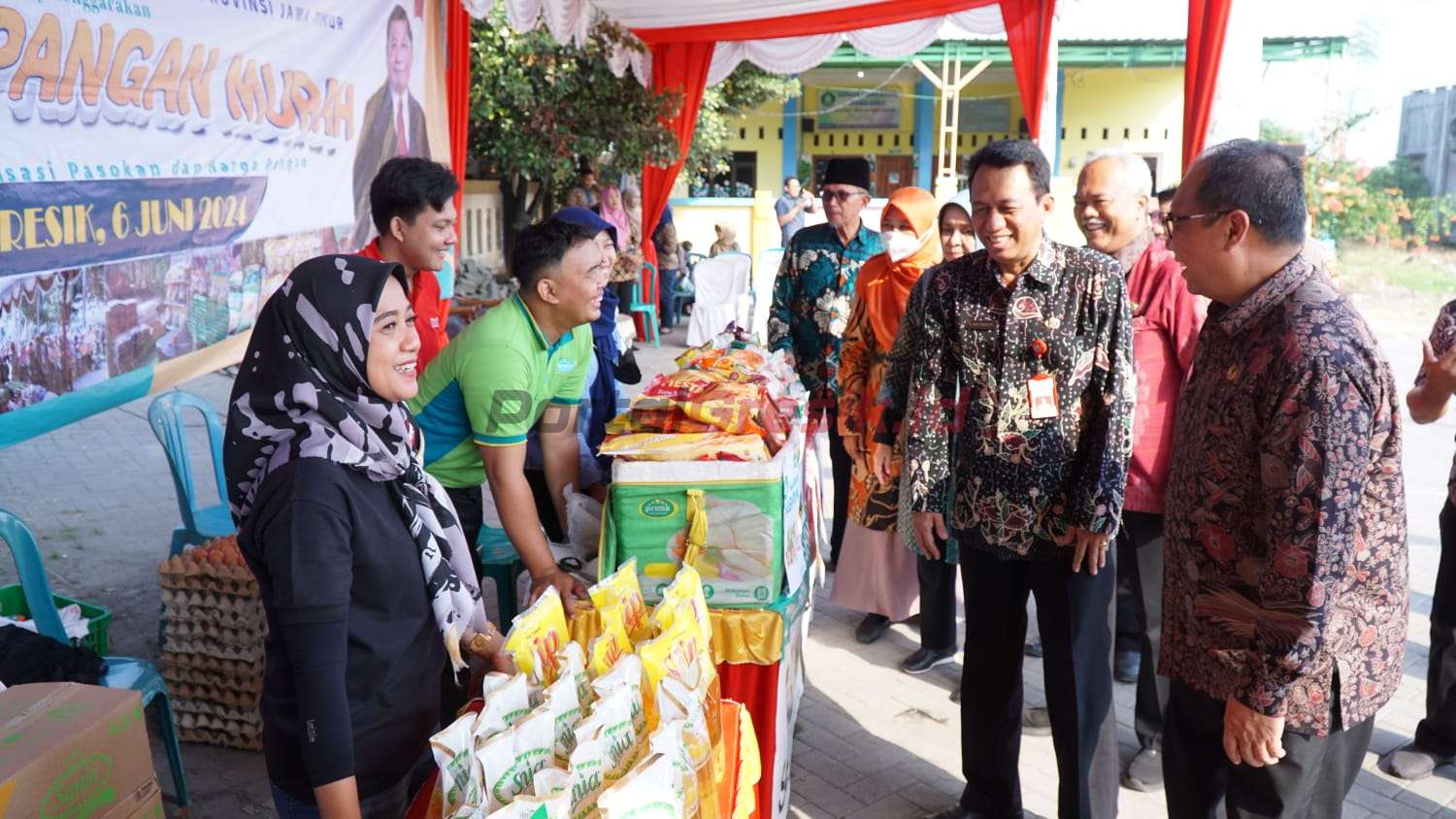 Pemerintah Provinsi Jawa Timur melalui Dinas Pertanian dan Ketahanan Pangan bekerja sama dengan Pemerintah Kabupaten Gresik menggelar Bazar Gerakan Pangan Murah (GPM). Kegiatan tersebut digelar di Balai Desa Suci Kecamatan Manyar, Kamis (6/6/2024).