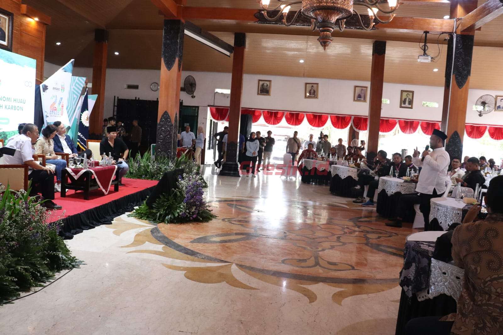 Bupati Gresik Fandi Akhmad Yani bersama Kepala Dinas Lingkungan Hidup Kabupaten Gresik Sri Subaidah, menghadiri kegiatan dialog nasional dalam rangka Hari Ulang Tahun Asosiasi Pemerintah Kabupaten Seluruh Indonesia (Apkasi) yang ke-24, Sabtu (08/06/2024).