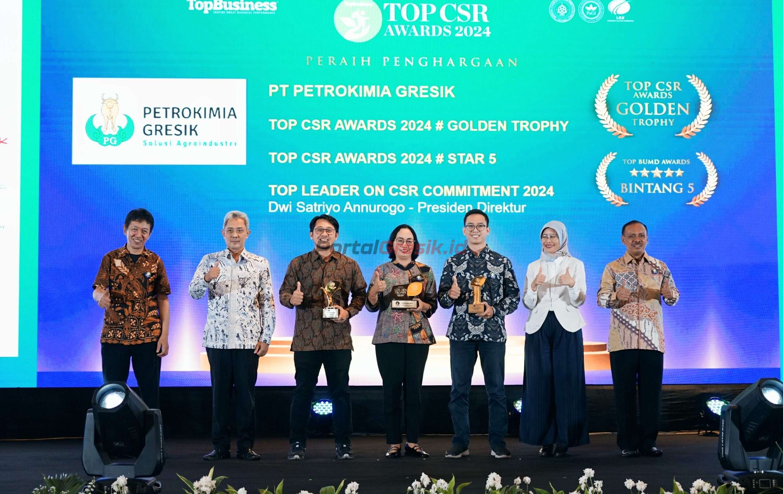 DOP PG, Digna Jatiningsih (4 dari kiri), VP CSR PG, Kadek Ardhika W. K. (3 dari kiri) saat menerima penghargaan pada ajang TOP CSR Award 2024 di Jakarta