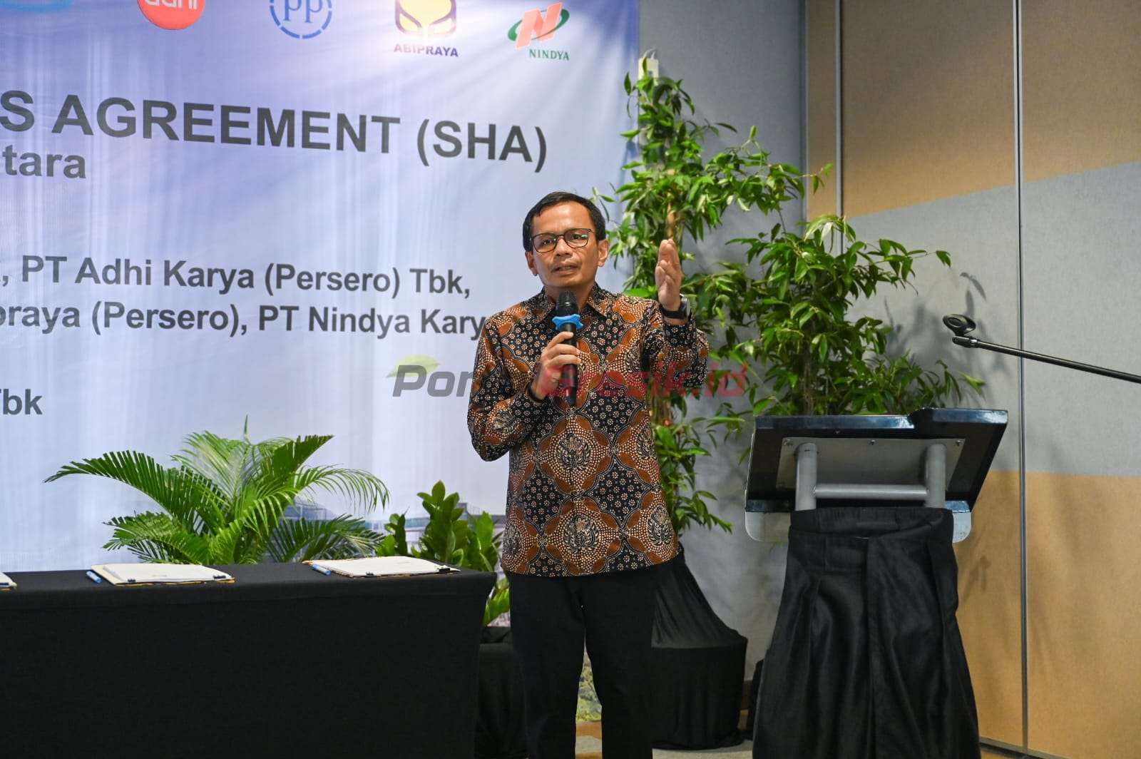 Direktur Utama SIG, Donny Arsal memberikan sambutan saat acara penandatanganan Amandemen dan Pernyataan Kembali Perjanjian Antar Pemegang Saham KLN di Habitare Apart Hotel Rasuna, Jakarta, pada Kamis (27/06/2024).