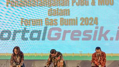 Dirut PG, Dwi Satriyo Annurogo (2 dari kanan) saat menandatangani Perjanjian Jual Beli Gas dengan Kangean Energy Indonesia pada Forum Gas Bumi 2024 di Bandung