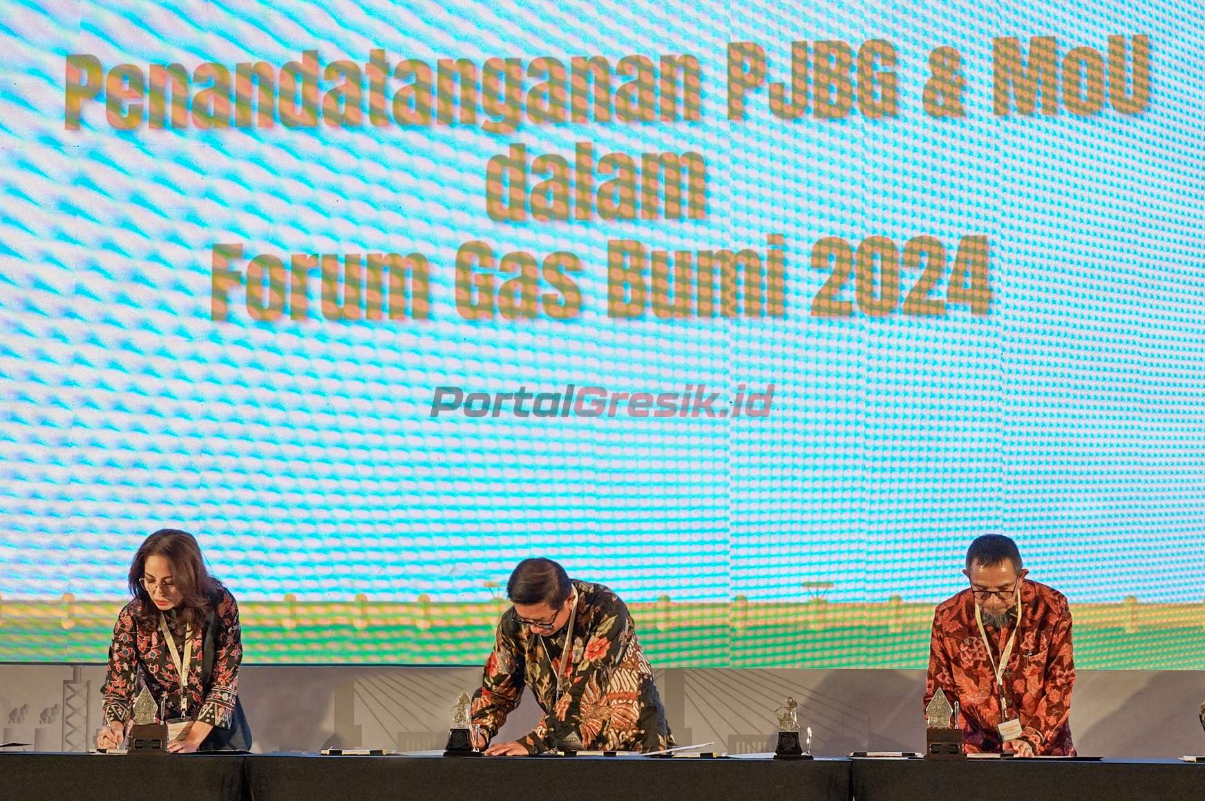 Dirut PG, Dwi Satriyo Annurogo (2 dari kanan) saat menandatangani Perjanjian Jual Beli Gas dengan Kangean Energy Indonesia pada Forum Gas Bumi 2024 di Bandung
