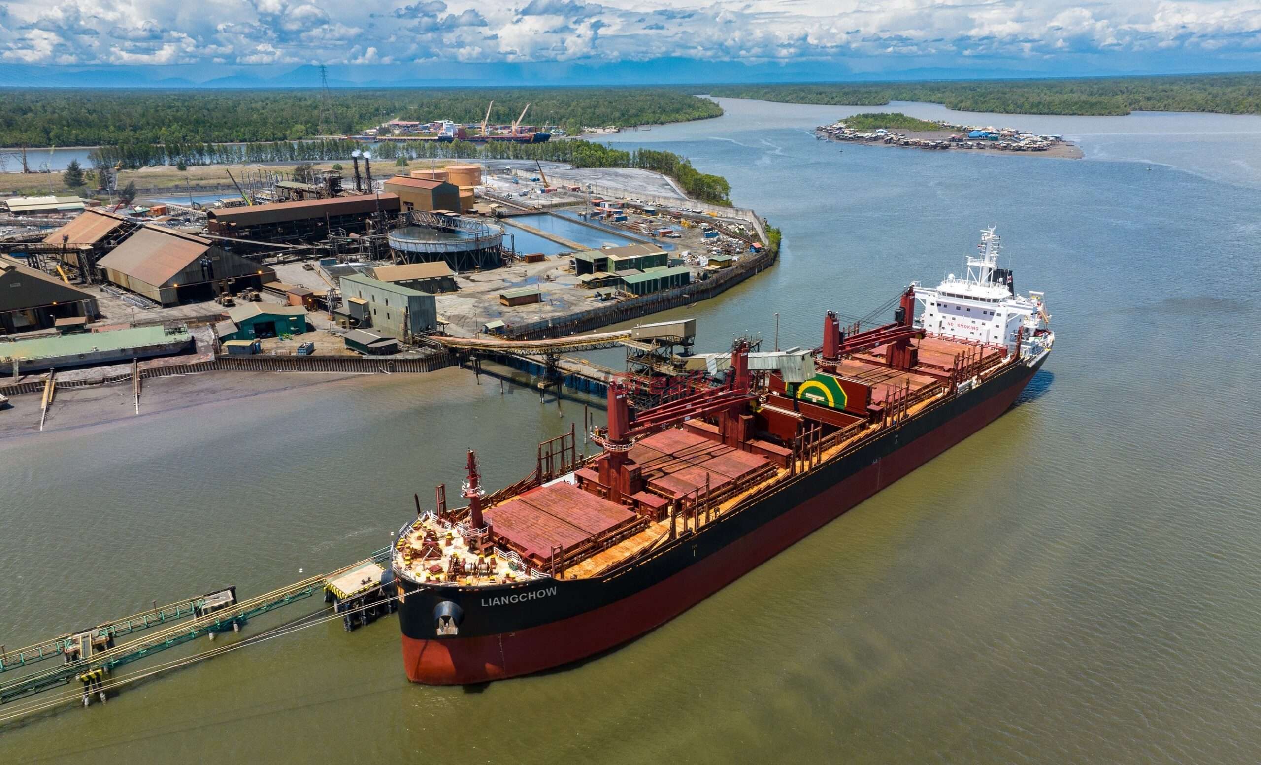 Foto udara Pelabuhan Amamapare. Di pelabuhan ini lumpur konsentrat dialirkan dari pabrik pengolahan lewat jalur pipa sepanjang 110 km ke pabrik pengering. Disini, lumpur yang mengandung tembaga, emas dan perak dikeringkan untuk kemudian dikirim ke pabrik peleburan dan pemurnian di Gresik, Jawa Timur.