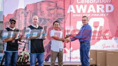 PT Freeport Indonesia menerima penghargaan atas pencapaian 50 juta jam kerja selamat dalam proyek pembangunan smelter di JIIPE