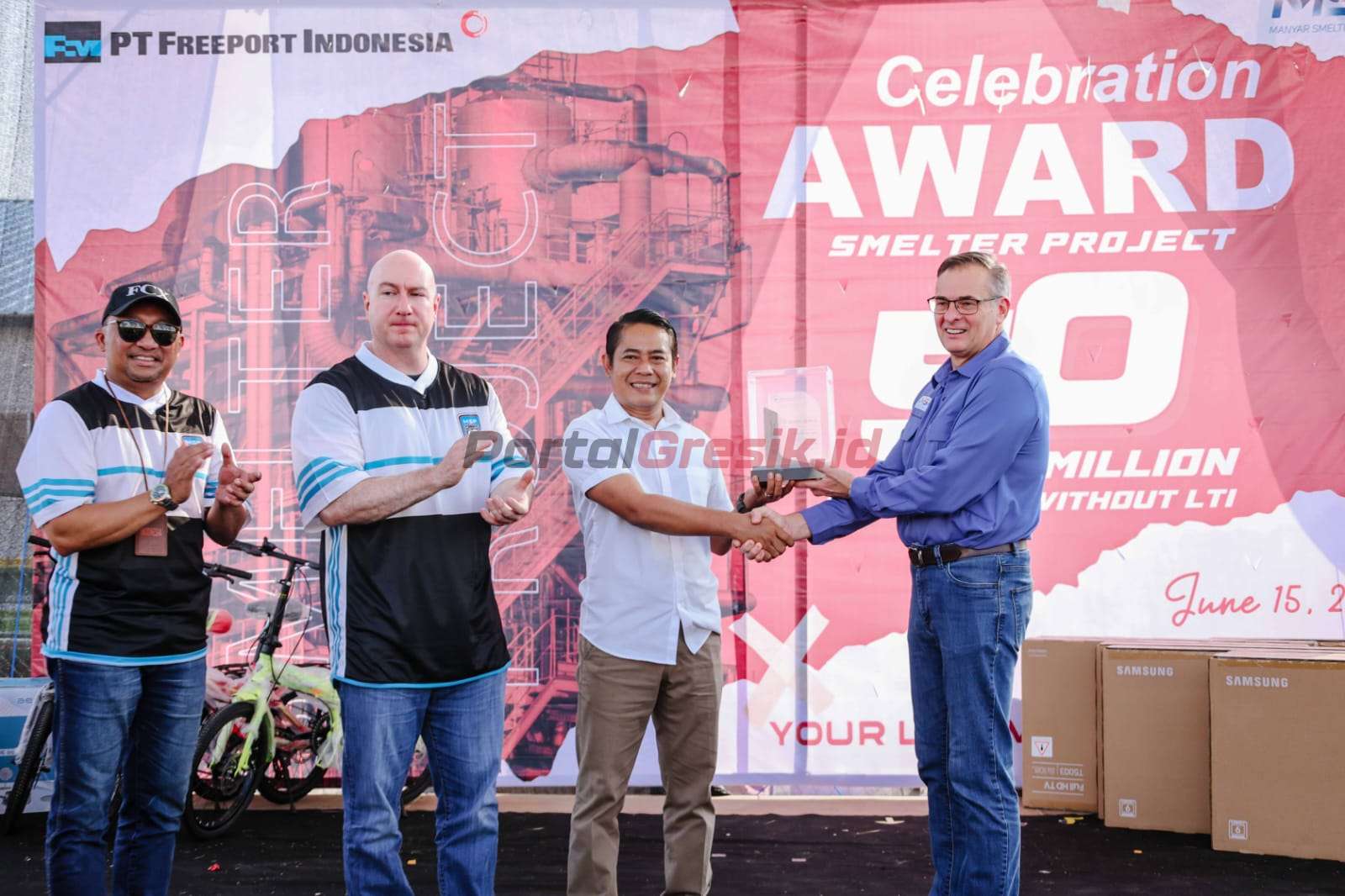 PT Freeport Indonesia menerima penghargaan atas pencapaian 50 juta jam kerja selamat dalam proyek pembangunan smelter di JIIPE