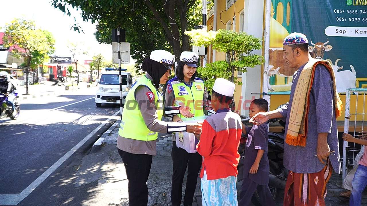 Srikandi Satlantas Polres Gresik menggelar patroli pengamanan sholat Jumat dan Jumat Berkah di Masjid Baitus Salam, Jalan Dr. Wahidin, Kebomas, Gresik, pada hari Jumat (31/05/2024).
