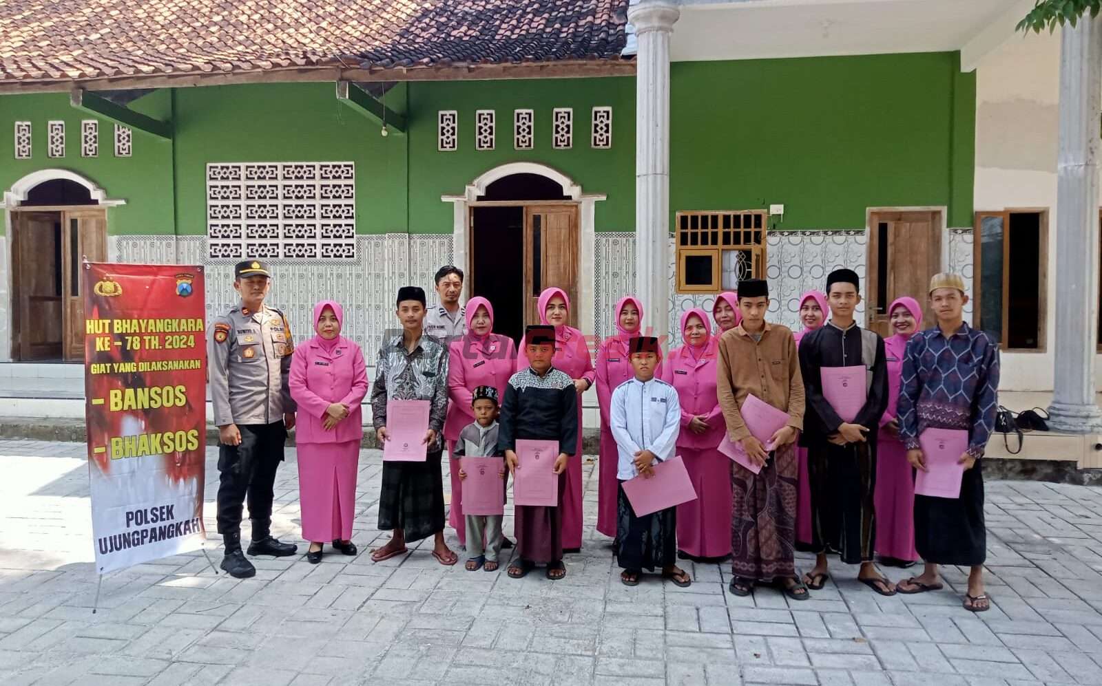 Polsek Ujungpangkah bersama Ketua Ranting Ujungpangkah dan Bhayangkari Ujungpangkah saat berikan santunan kepada anak-anak yatim piatu di Pondok Pesantren (Ponpes) Muhajirin, Desa Banyuurip, Kecamatan Ujungpangkah, Kabupaten Gresik, Rabu (12/06/2024).