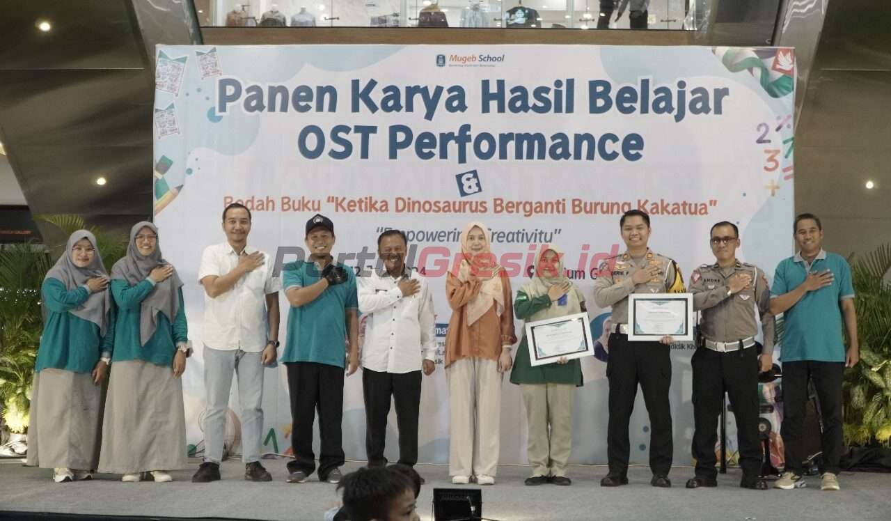 Kasat Lantas Polres Gresik, AKP Derie Fradesca, saat menerima penghargaan Networking dari Mugeb School di Atrium Gress Mall Lantai 2 GKB Gresik, Rabu (12/6/2024)
